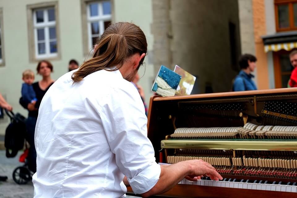 piano-player